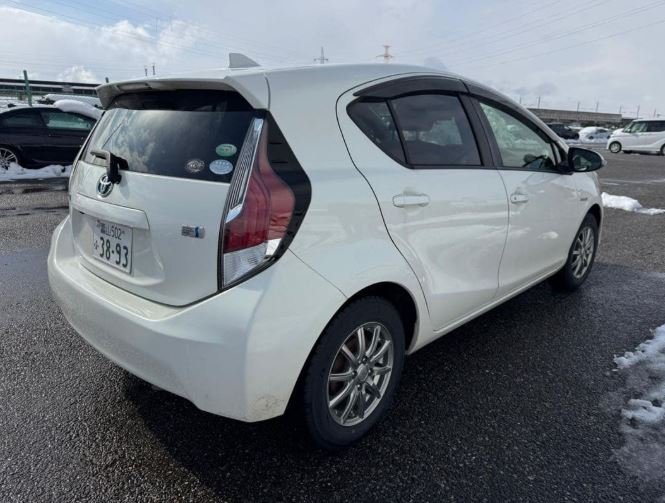 Toyota Aqua - 2WD - Image 4